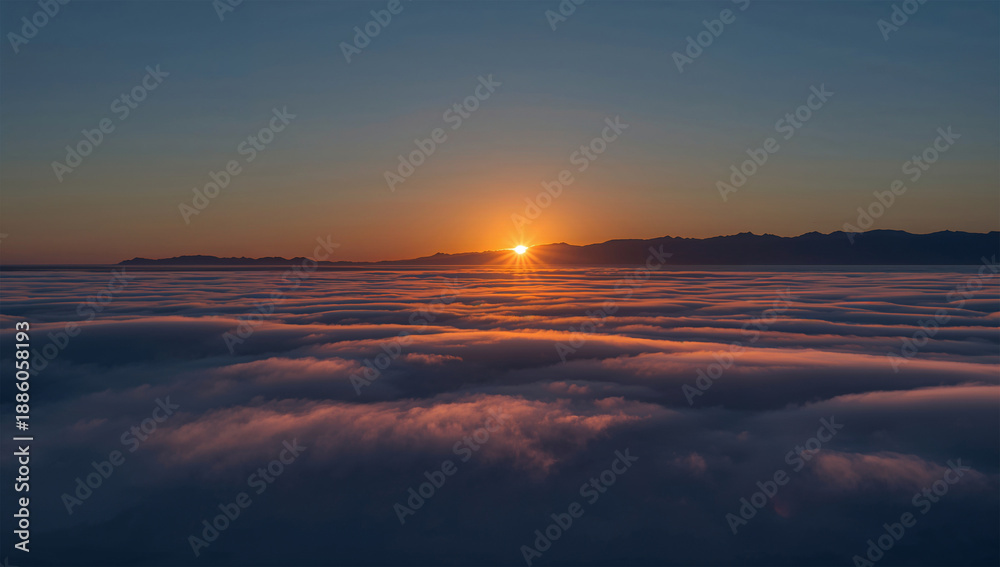 Fototapeta premium 夜明けの逆温層で太陽の縁光と雲海の微細な質感を描写