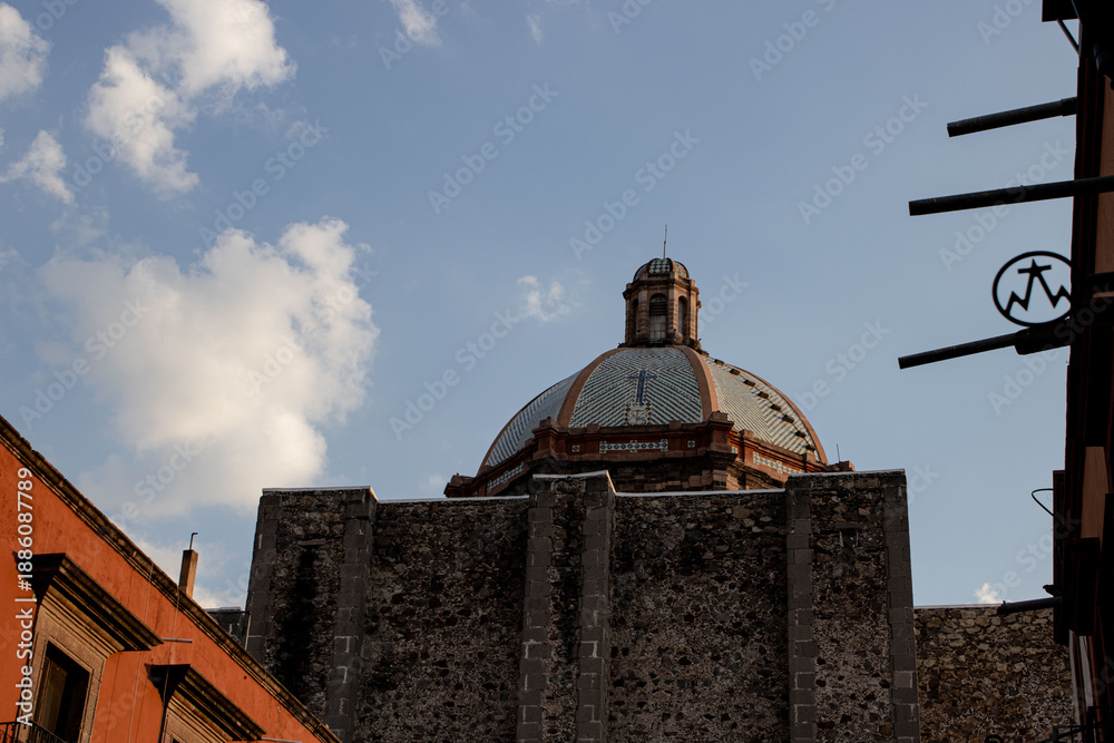 Fototapeta premium Dome of San Francisco Church at sunset, historic baroque architecture in San Miguel de Allende, Mexico
