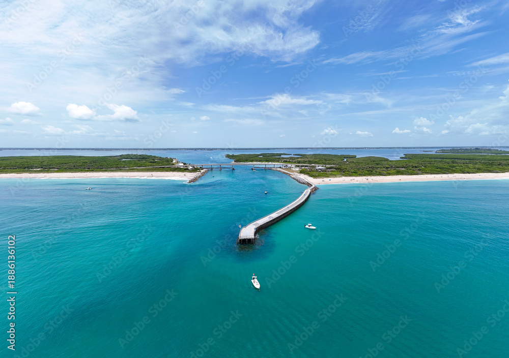 Obraz premium Boats fishing off the Sebastian Inlet State Park fishing pier in Brevard County on Florida's Space Coast