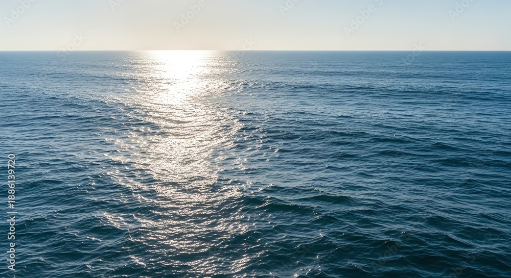 Obraz premium Ocean surface with sunlight reflection