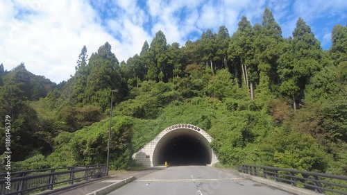 Cinematic Road Trip: Passing Through a Dark Tunnel into Bright Daylight, Journey Concept Video 車窓からの景色：トンネルの通過。流れるライトと出口の眩しい光、シネマティックな移動映像 撮影日：20251010-1

