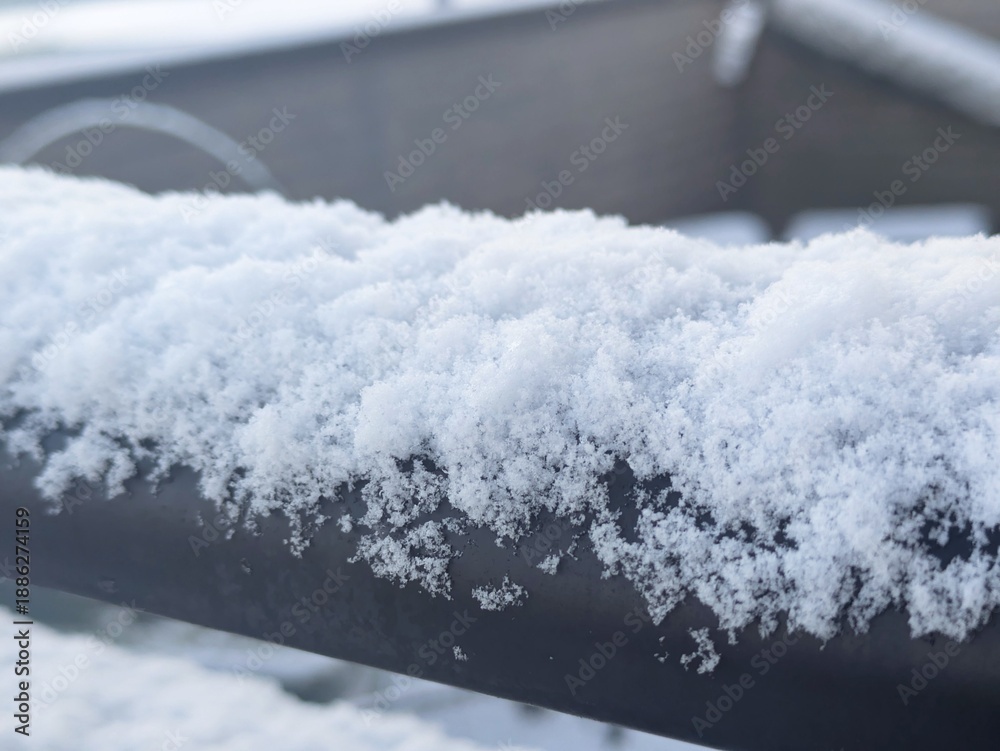 Obraz premium 積雪のディテール 住宅のベランダの手すりに積もった柔らかい雪のクローズアップ