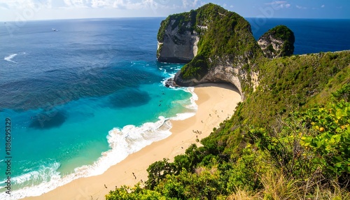 Stunning coastal view of Nusa Penidas Kelingking Beach.