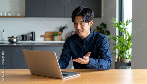 リモートで会議をする男性