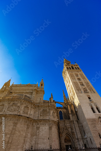 Discover Giralda tower and ...