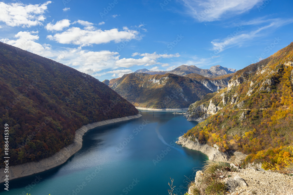 Obraz premium Autumn landscape of Lake Piva in Durmitor National Park