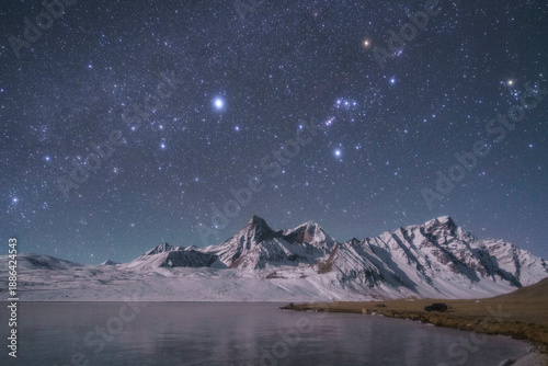 Cuadro en lienzo Ama Drimi Snow Mountain and Lake Under Starry Night Sky - Tibet Landscape