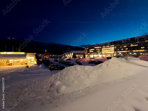 Polarnacht in Norwegen, Tromsö im Schnee mit Framsenteret und Polarmuseum