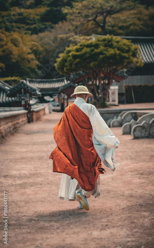 Fotografie BUSAN, SOUTH KOREA - SEPTEMBER 2025: Buddhist monk walking through the Beomeosa