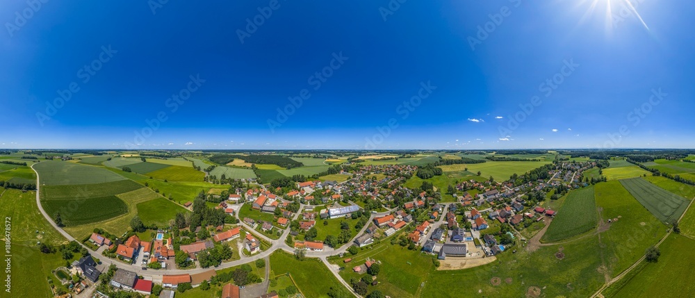 Fototapeta premium Sommerlicher Ausblick auf Mittelstetten im Kreis Fürstenfeldbruck in der Metropolregion München