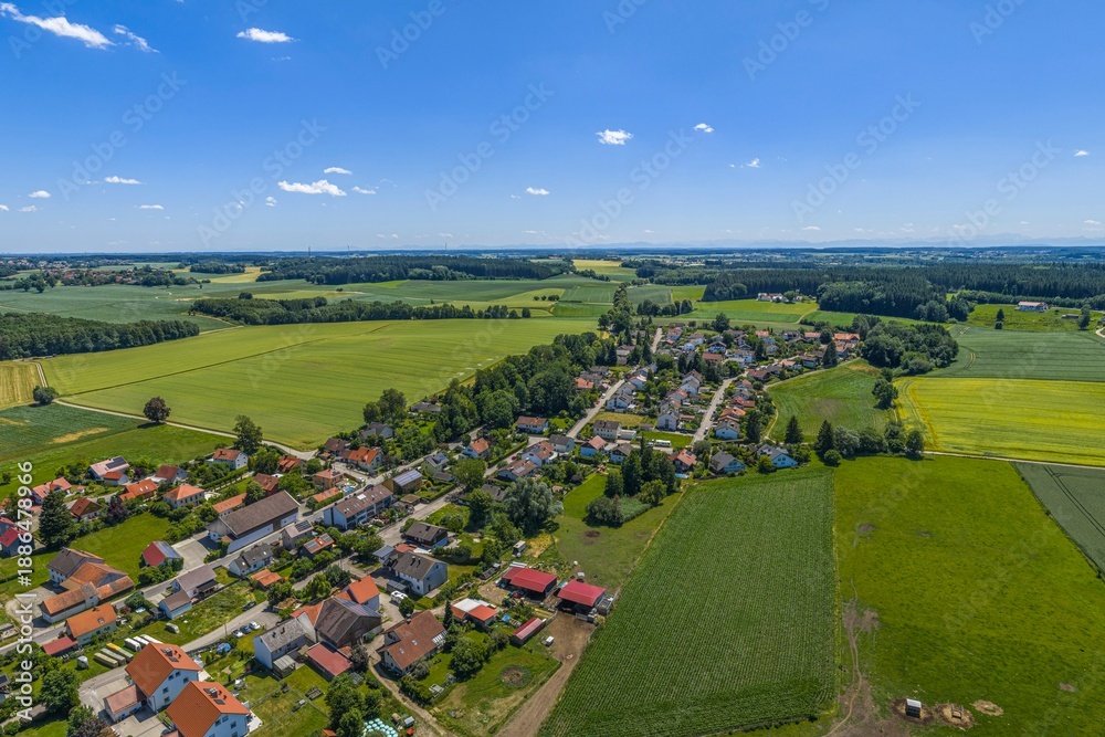 Fototapeta premium Die ländliche Gemeinde Mittelstetten im westlichen Oberbayern aus der Vogelperspektive