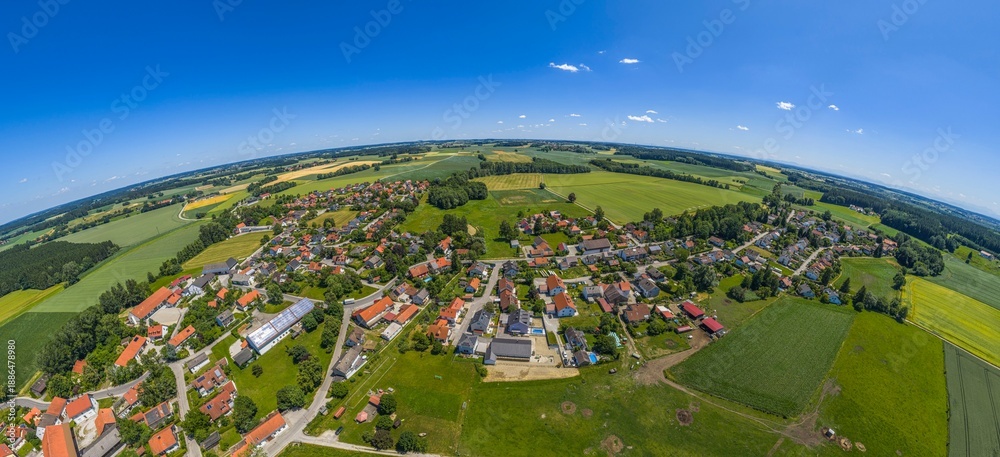 Fototapeta premium Sommerlicher Ausblick auf Mittelstetten im Kreis Fürstenfeldbruck in der Metropolregion München