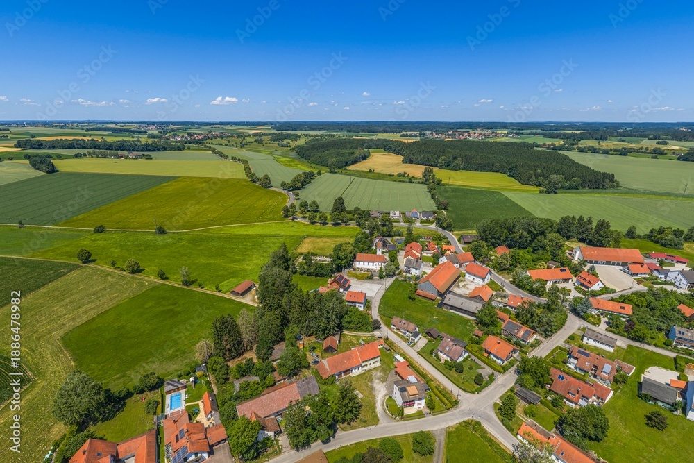 Fototapeta premium Sommerlicher Ausblick auf Mittelstetten im Kreis Fürstenfeldbruck in der Metropolregion München