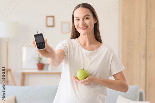 Young pregnant woman with g...