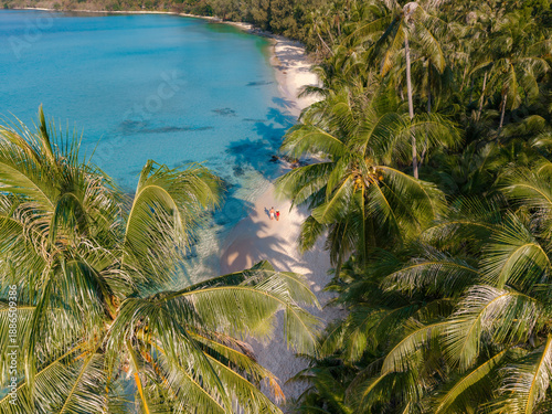 Tableau sur toile White sandy shores meet crystal-clear turquoise waters at Takhian Beach, Koh Kood