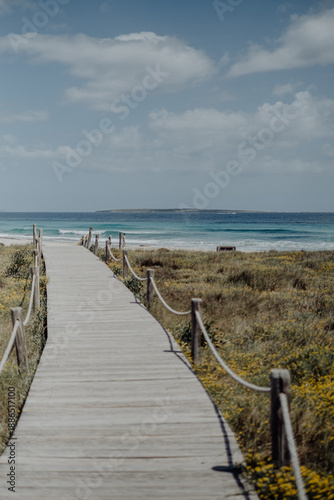 Obraz na płótnie Traumhafter Strand mit kristallklarem, türkisblauem Wasser auf Formentera