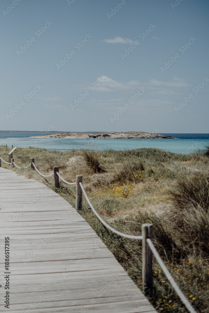 Obraz premium Traumhafter Strand mit kristallklarem, türkisblauem Wasser auf Formentera