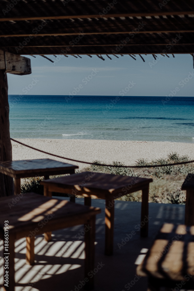 Fototapeta premium Traumhafter Strand mit kristallklarem, türkisblauem Wasser auf Formentera