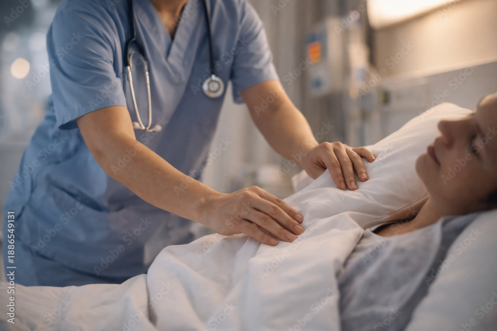 Obraz premium Infirmier prodiguant des soins à une patiente hospitalisée
