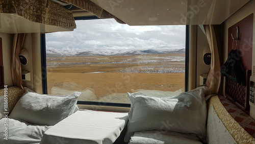Fotografía CLOSE UP: Picturesque view of the snowy Tibetan landscape from a sleeper train