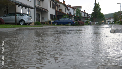 Foto LOW ANGLE: Heavy April rainfall floods the tranquil suburban neighborhood