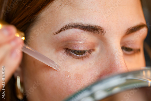 Foto A woman applying a skin care product onto her face