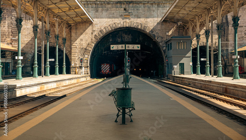 Foto View of the train tracks entering the Sao Bento station tunnel.