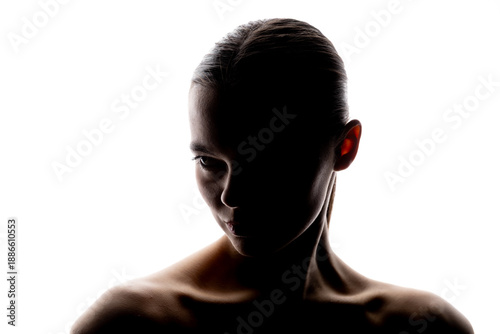 Foto Close-up silhouette of a woman looking sideways with a strong, focused expression