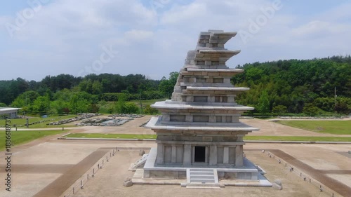 전북 익산 미륵사지 석탑과 미륵사지 터의 풍경