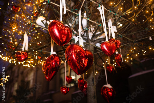Foto A red heart in the city on Valentine's Day as a backdrop for the holiday