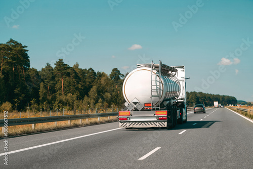 Εκτύπωση καμβά Tanker truck hauling fuel on highway