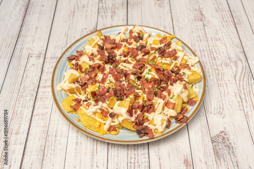 Bilde på lerret the contrast between the creaminess of the mashed potatoes, the saltiness of the toasted bacon, and the golden strands of cheese melted and browned in the final oven