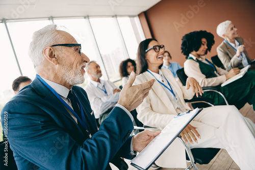 Canvas Print Diverse professionals engaged in active discussion during a collaborative busine