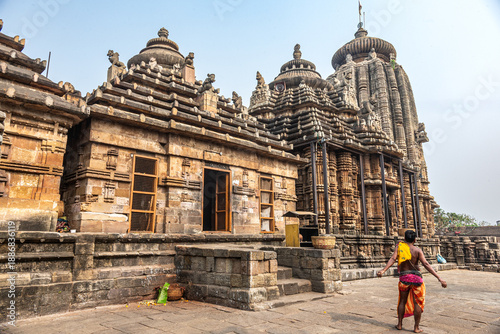 Photos a beautiful 13th century Hindu temple in Bhubaneshwar, Odisha