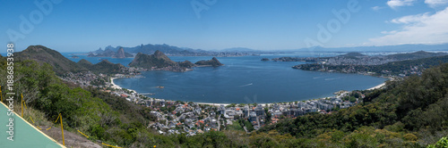 Foto View of Rio de Janeiro and Guanabara Bay from the forest of the City Park in Niterói, Brazil