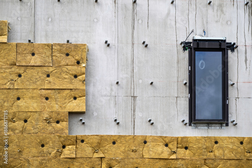 Tableau sur toile isolation extérieure sur un chantier de construction