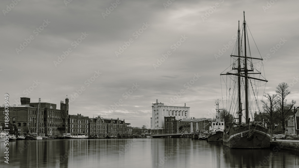 Fototapeta premium The warehouses along the Zaan, which in the past mainly served as storage and processing facilities for rice, give the skyline of the Zaan a glimpse into the past.