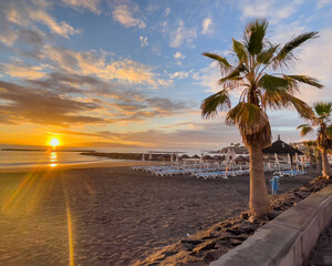 Sierkussen Canarische Eilanden Zonsondergang aan Costa Adeje strand  © Sue Burton