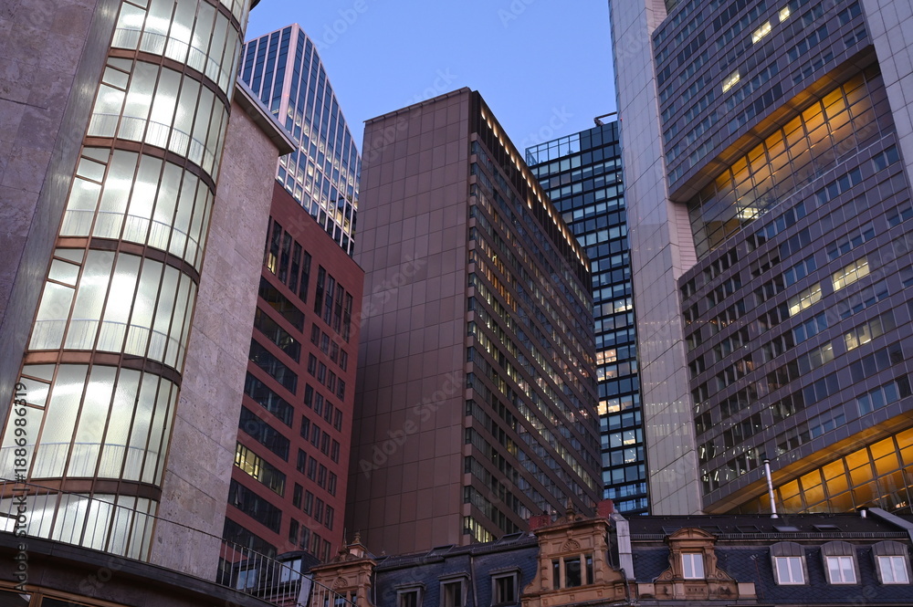 Naklejka premium Hochhäuser in Frankfurt in der Dämmerung