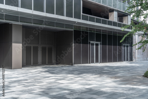 Bilde på lerret Empty open space in front of modern building