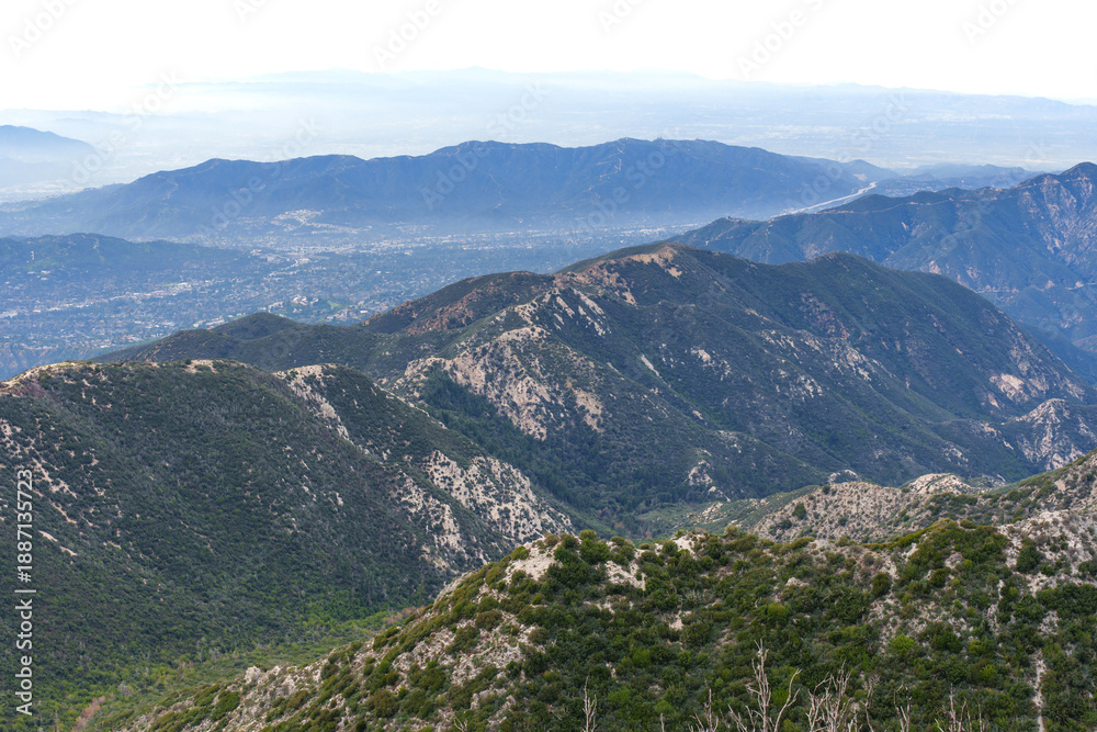 Obraz premium Verdant Mountains Overlooking Hazy Los Angeles Basin