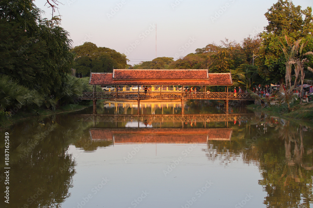 Fototapeta premium art market bridge and river in siem reap in cambodia 