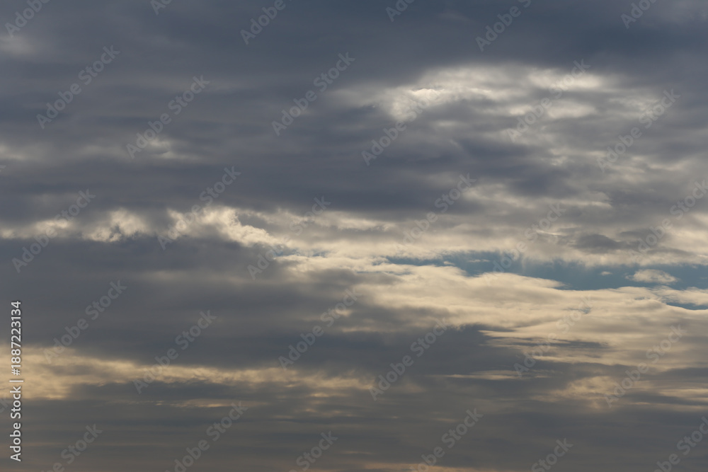 Fototapeta premium Dramatic Overcast Sky with Soft Light and Layered Clouds Ideal for Nature Photography, Weather Themes, and Atmospheric Backgrounds for Creative Projects
