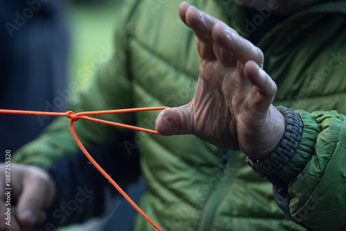 Konstfotografi Survival course, survival techniques, tying a tension knot, rope knot, adjustabl