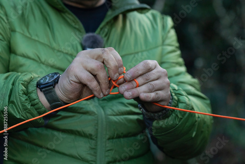 Canvas-taulu Survival course, survival techniques, tying a tension knot, rope knot, adjustabl