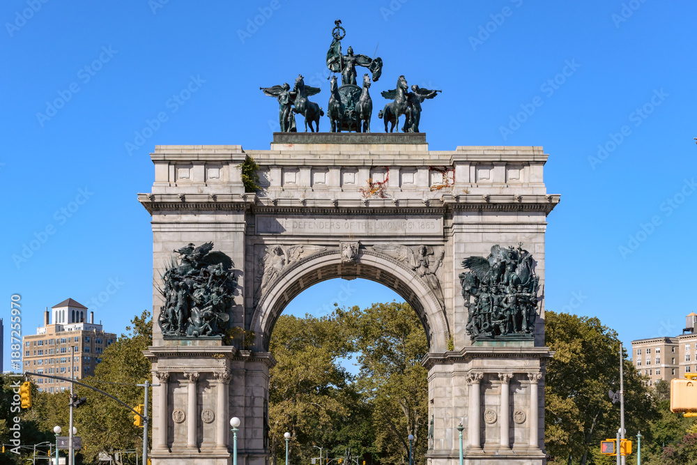 Obraz premium Soldiers and Sailors Memorial Arch at the Grand Army Plaza in Brooklyn