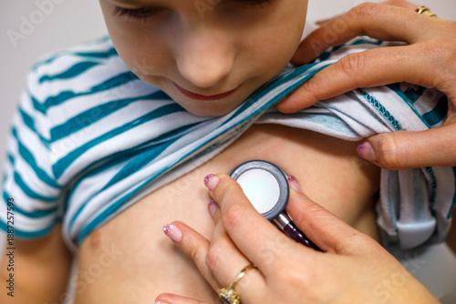 Canvastavla Pediatrician examining young child with stethoscope during routine medical check