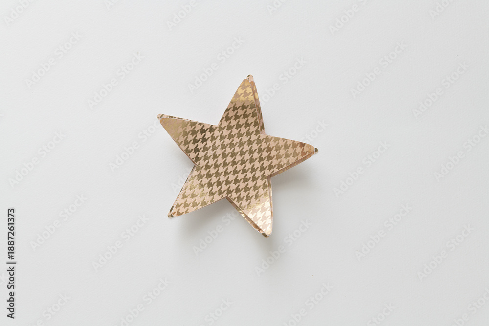 Obraz premium top down view of a decorative star machine-cut and curled from gold/yellow pattern paper