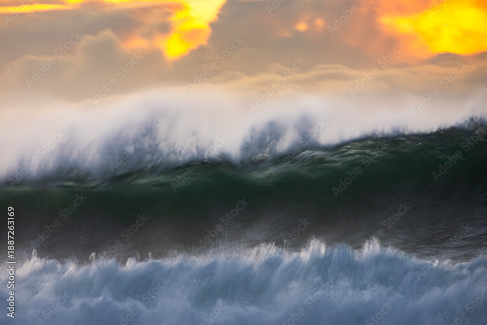 Obraz premium Powerful ocean storm waves crashing into the Bronte Beach ocean pool at sunset in Sydney, Australia, showing dramatic coastal weather and sea conditions.