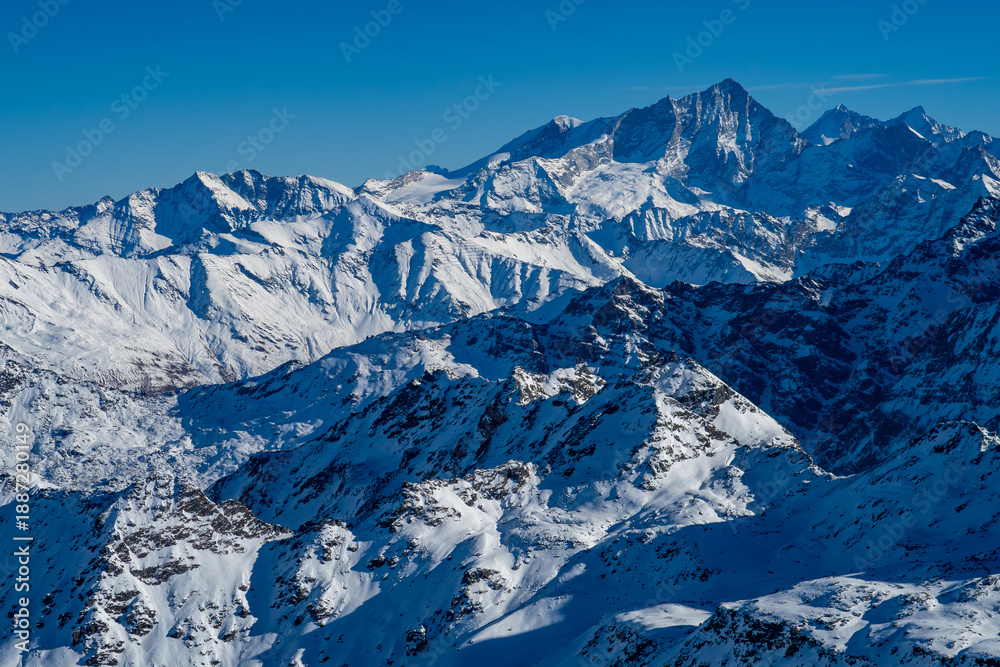 Obraz premium Ausblick von der Bergstation der Seilbahn Mont Fort im Skigebiet Verbier 4 Vallees auf die Haute Route und den Berg Weißhorn in der Schweiz im Winter